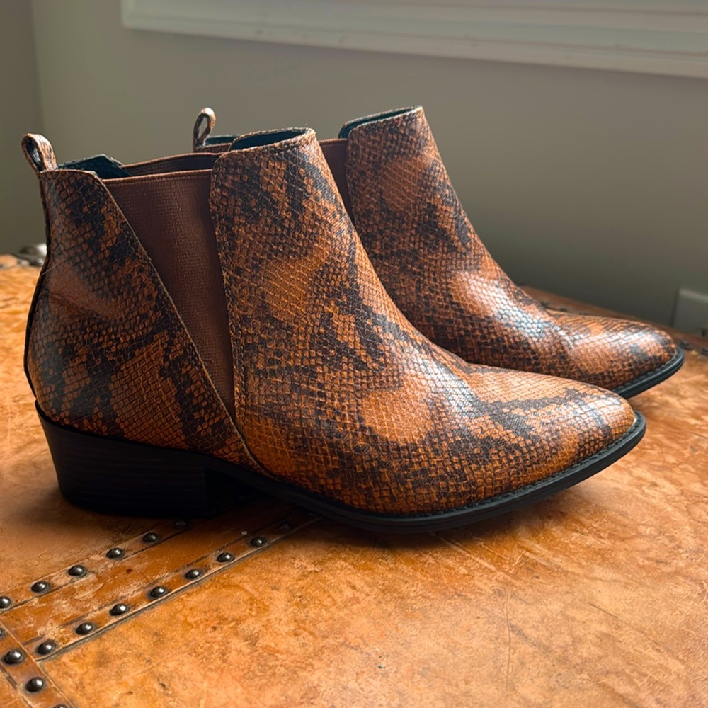 Like new Intaglia ankle boots